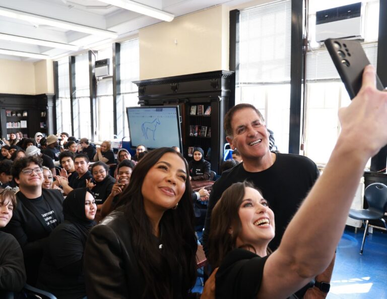 From left, Emma Grede, Allison Stransky, and Mark Cuban pose for a selfie with students. (Getty Images for Samsung Electronics)